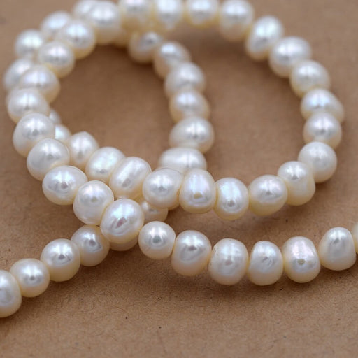 Kaufen Sie Perlen in der Schweiz Weiße Popatoe-Süßwasserperle 6-6,5 mm (1 Strang-40 cm)