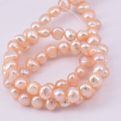 Kaufen Sie Perlen in der Schweiz Süßwasserperlen-Nugget, Pfirsich, 6–6,5 mm (1 Strang – 40 cm)