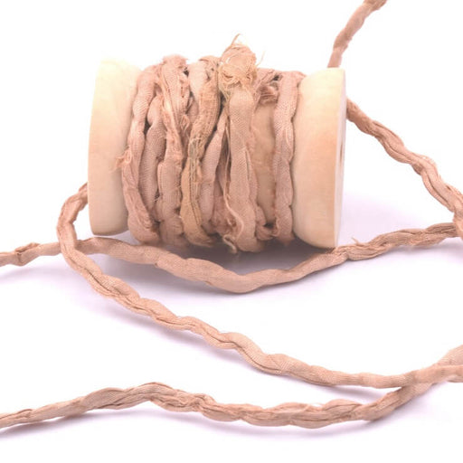 Kaufen Sie Perlen in der Schweiz Recyceltes Sari-Seidenband, genäht, knisternd, blassrosa, 3 mm (1 m)