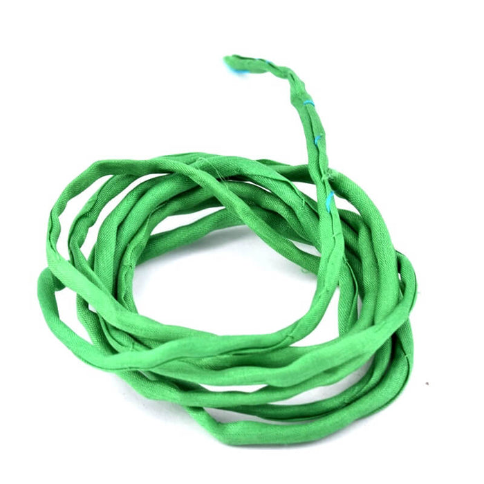 Cordon de soie naturelle teinture main vert printemps 2mm (1m)