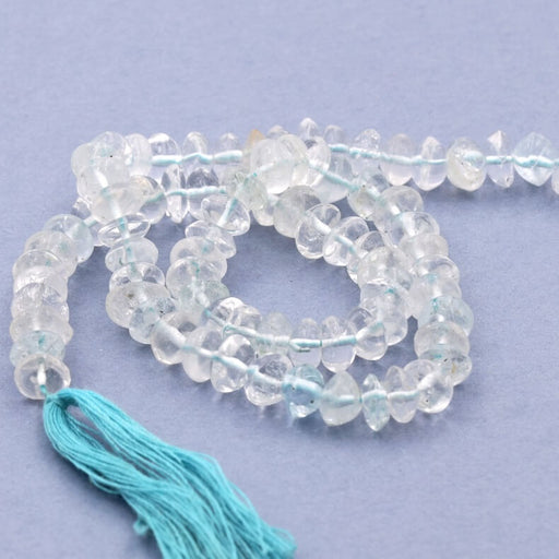 Kaufen Sie Perlen in der Schweiz Aquamarin-Knopfperle 4–5 x 2–4 mm – Loch: 0.5 mm (1 Strang – 35 cm)