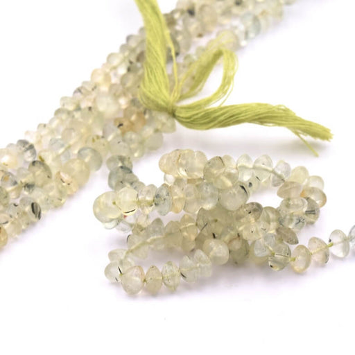 Kaufen Sie Perlen in der Schweiz Prehnit-Knopfperle 5–6 x 3–5 mm – Loch: 0.5 mm (1 Strang – 33 cm)