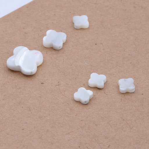 Kaufen Sie Perlen in der Schweiz Natürliche weiße Muschelperle, Kleeblatt, 6 x 2.5 mm – Loch: 0.8 mm (4)