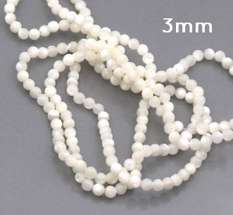 Kaufen Sie Perlen in der Schweiz Naturweiße runde Muschelperle 3 mm Loch: 0.6 mm - Strang 39 cm (1 Strang)