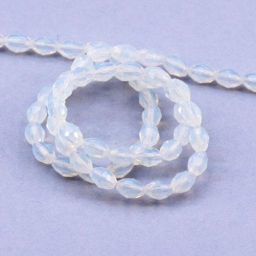 Kaufen Sie Perlen in der Schweiz Ovale Glasperle facettiert Opalite - 6x4mm - Loch: 0.8mm (1 Strang-40cm)