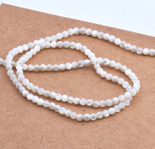 Kaufen Sie Perlen in der Schweiz Weiße runde Muschelperlen 2 mm - Loch: 0.5 mm (1 Strang - 39 cm)