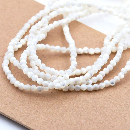 Kaufen Sie Perlen in der Schweiz Runde Perlen aus natürlichem weißem Muschelperlmutt 3.5 mm - Loch: 0.5 mm (1 Strang - 39 cm)