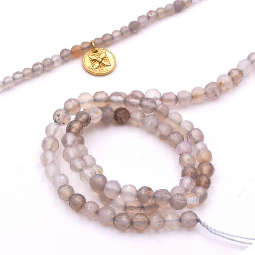 Kaufen Sie Perlen in der Schweiz Runde Perlen facettierter grauer Achat 4 mm - Loch: 1 mm (1 Strang - 36 cm)