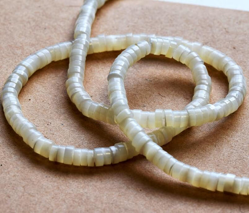 Kaufen Sie Perlen in der Schweiz Rondelle Beads Heishi weiße Muschel 3.5-4x2-2.5mm (1 Strang-39cm)