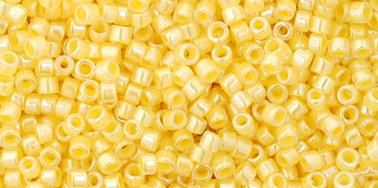 cc903- Toho Treasure beads 11/0 Ceylon Custard (5gr)