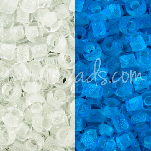 Kaufen Sie Perlen in der Schweiz cc2711 - Toho Rocailles Perlen 8/0 Glow in the dark crystal/bright blue (10g)