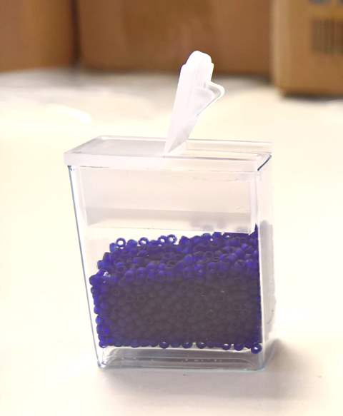 Kaufen Sie Perlen in der Schweiz Rechteckige Flip / Top (3,5cmx2,5cm) klein -Plastikdosen zum 5gr TOHO oder MIYUKI (2)
