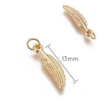 Kaufen Sie Perlen in der Schweiz Charm Anhänger feder aus 18 Karat vergoldetem Messing - -15x5mm (1)