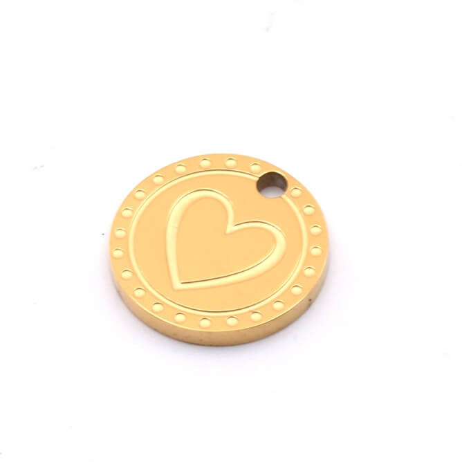 Runder Anhänger mit graviertem Herz – goldfarbener Edelstahl – 12 mm – Loch: 1 mm (1)