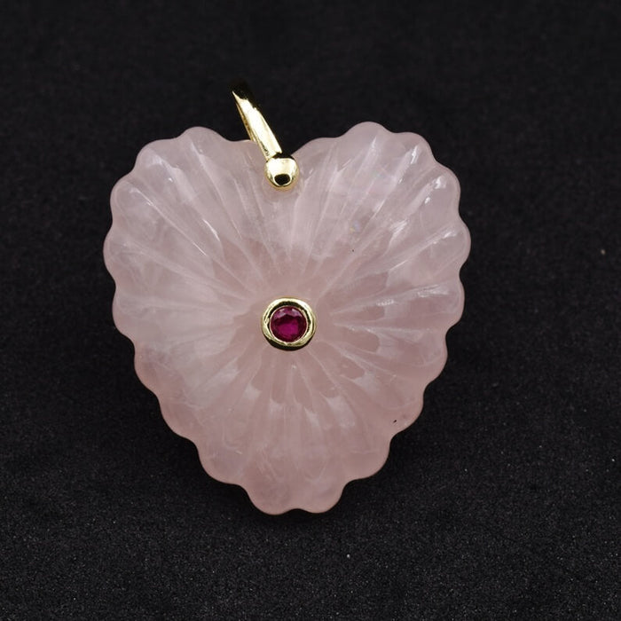 Herzförmiger Anhänger aus Rosenquarz vergoldetem Messing und Zirkon 35 x 30 mm (1)