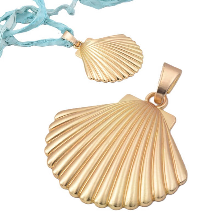 Pendentif coquillage en métal doré mat - 56 mm (1)