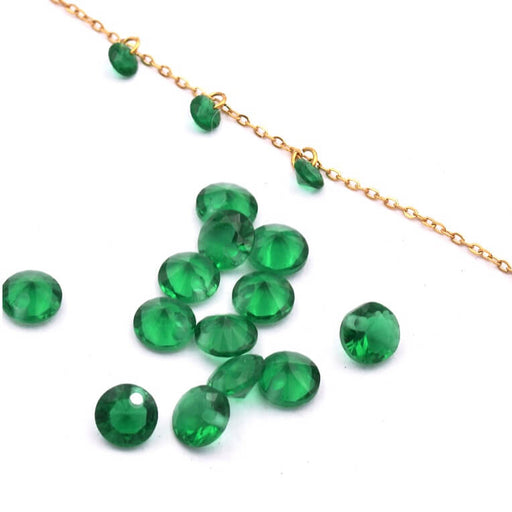 Kaufen Sie Perlen in der Schweiz Winziger Glasanhänger mit Diamanteffekt smaragdgrün 4 x 2 mm – Loch 0.7 mm (10)