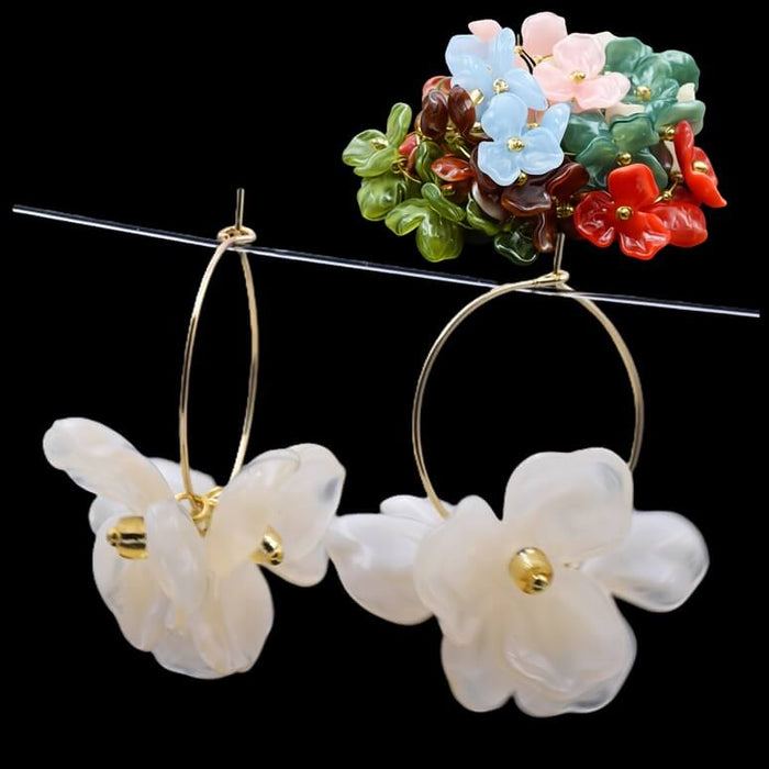 Boucle d'oreille pétale acrilique Crème Satin sur créoles acier doré 25mm (1 paire)