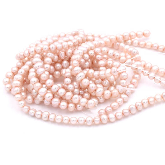Perles d'eau douce rondes potatoe beige poudré 4.5-5mm sur fil (1)