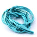 Ruban en soie de sari recyclée turquoise, froissé et effiloché 30 mm (1 m)