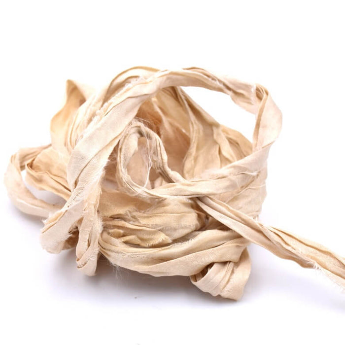 Ruban de soie sari recyclé effiloché froissé blanc cassé 30mm (1m)