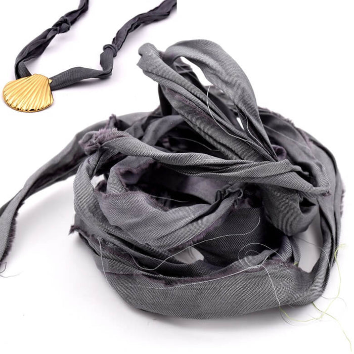 Ruban de soie sari recyclé effiloché froissé gris foncé 30mm (1m)