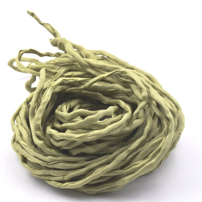 Cordon de soie naturelle teinture main vert tilleul 2mm (1m)
