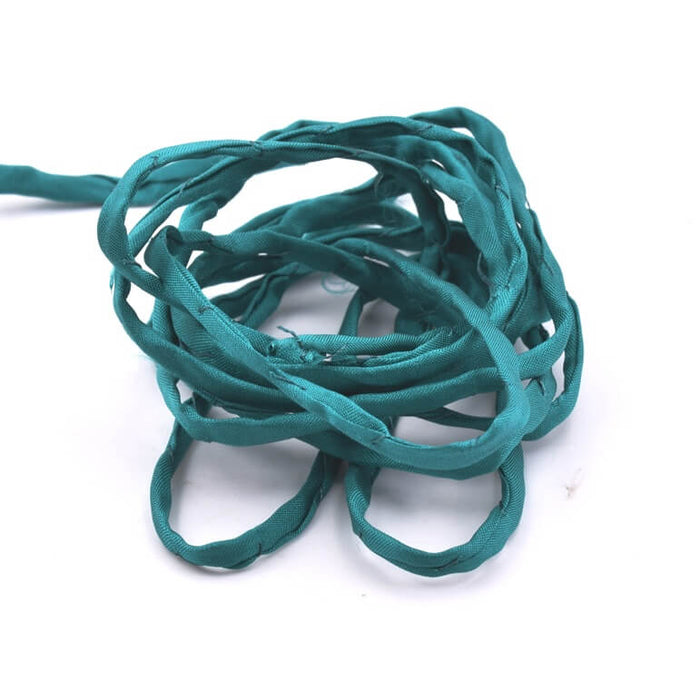 Cordon de soie naturelle teinture main vert émeraude 2mm (1m)