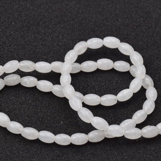 Kaufen Sie Perlen in der Schweiz Weiße Jade-Reis-Ovalperle 6 x 4 mm – Loch: 0.8 mm (1 Strang – 39 cm)