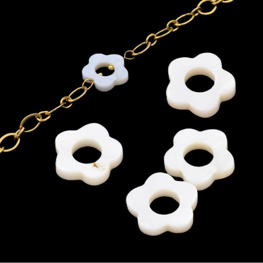 Perle forme fleur en nacre coquillage 15x2,5mm -Trou : 6mm (4)