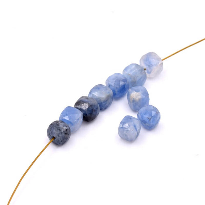 Blaue Kyanit-Würfelperlen. facettiert – 4 mm – Loch: 1 mm (10)