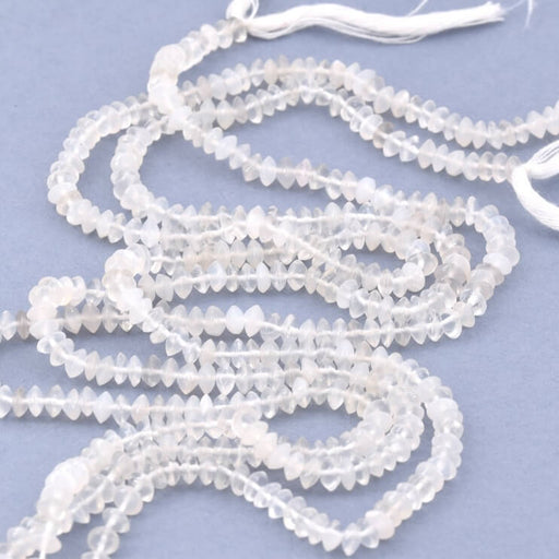 Kaufen Sie Perlen in der Schweiz Mondstein-Knopfperle 4–5 x 2–3 mm – Loch: 0.5 mm (1 Strang – 32 cm)