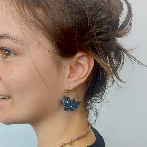 Boucle d'oreille fleurie bleu marine sur créoles acier doré 30mm (1 paire)