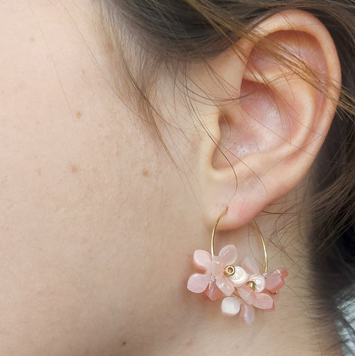 Boucle d'oreille fleurie rose sur créoles acier doré 25mm (1 paire)