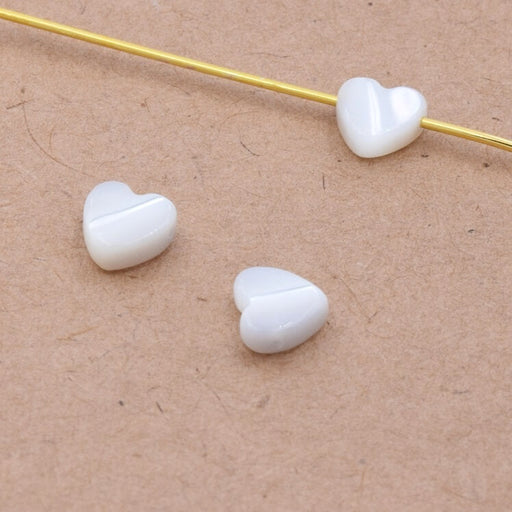 Perle en nacre blanche naturelle coeur 7x6.5mm - trou : 0.8mm (3)