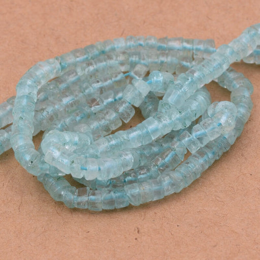 Kaufen Sie Perlen in der Schweiz Heishi Rondelle Perle Aquamarin 5x2-3mm - Loch: 0,5mm (1 Strang-32cm)