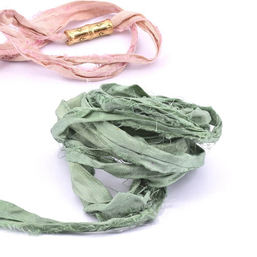 Seidenband Mandelgrün zerknittert ausgefranst recycelter Sari 3cm (1m)