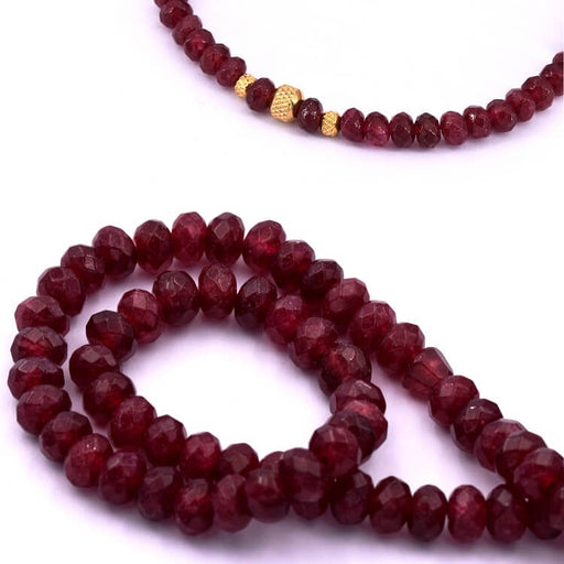 Kaufen Sie Perlen in der Schweiz Facettierte runde Perle, rot getönte Jade – 6x4 mm – Loch: 1mm (1 Strang – 36 cm)