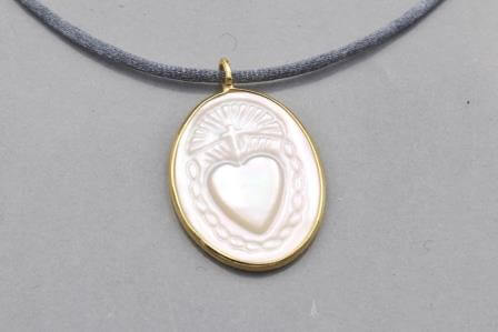 Pendentif nacre blanche gravée sacré coeur serti plaqué doré qualité 20mm (1)