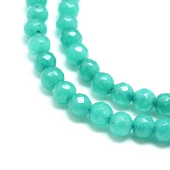 Jade naturel teinté vert  carraibe à facettes, 4mm, trou 1mm env: 90 perles (vente 1 rang)