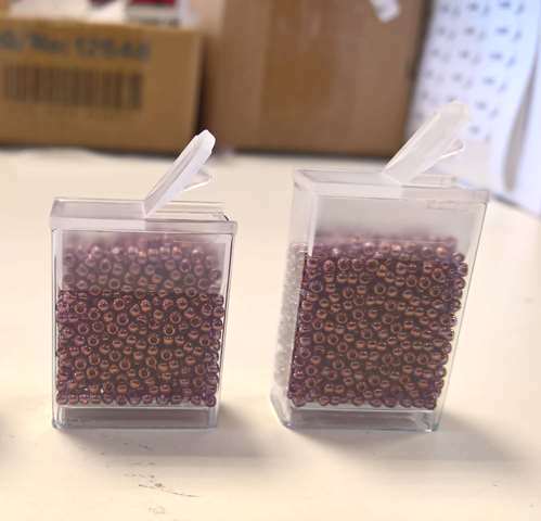 Kaufen Sie Perlen in der Schweiz Rechteckige Flip / Top (4cm x 2,5cm) Plastikdosen zum 10gr TOHO oder MIYUKI (2)