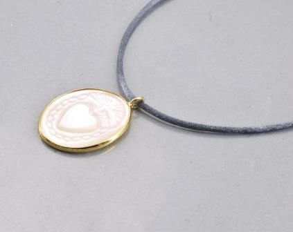 Anhänger Perlmutt weiss Herz Kreuz eingraviert in Fassung vergoldet Qualität 20mm, Ring loch: 2.50mm (1)